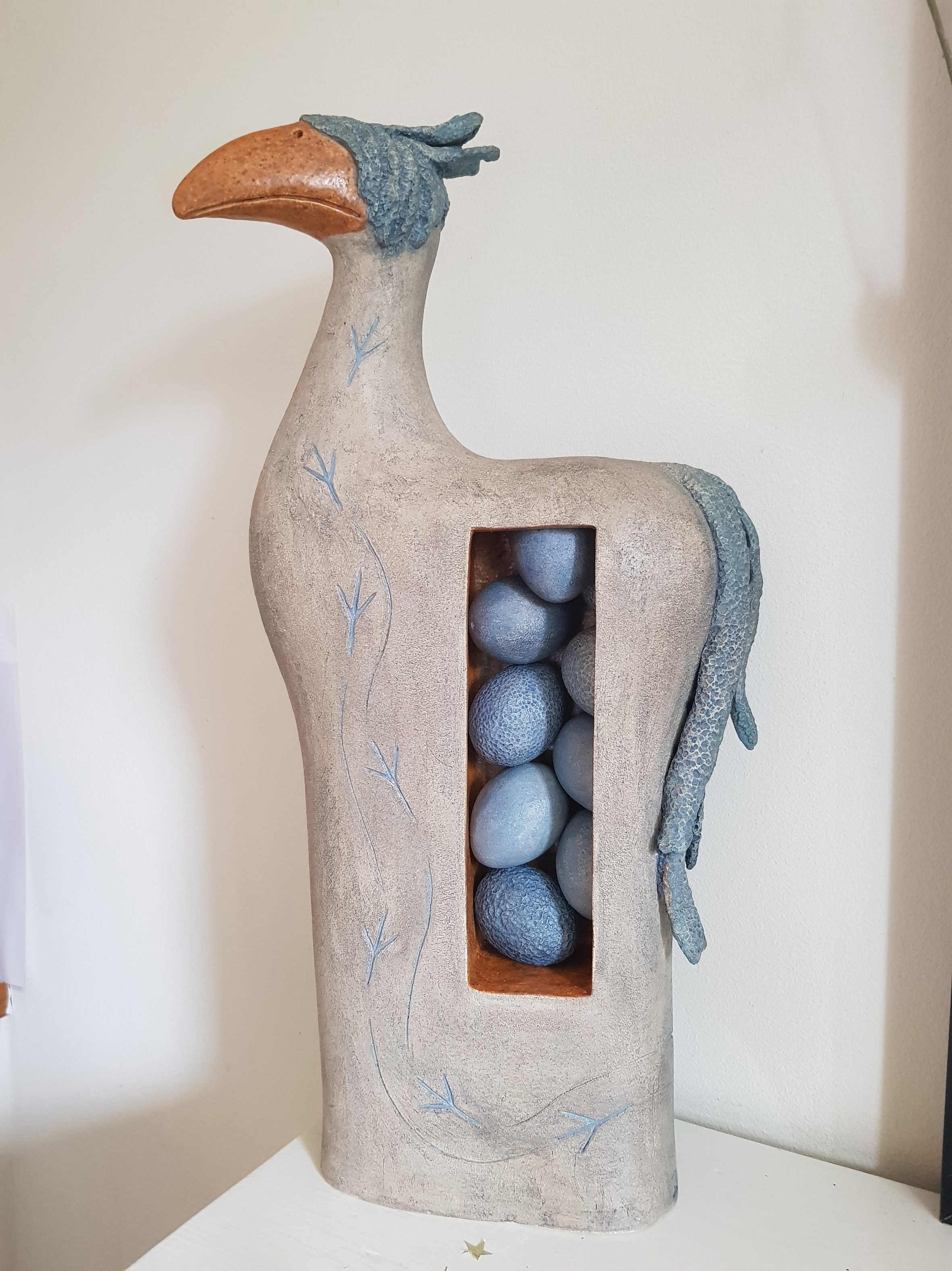Innehåller spår av ägg - skulptur
